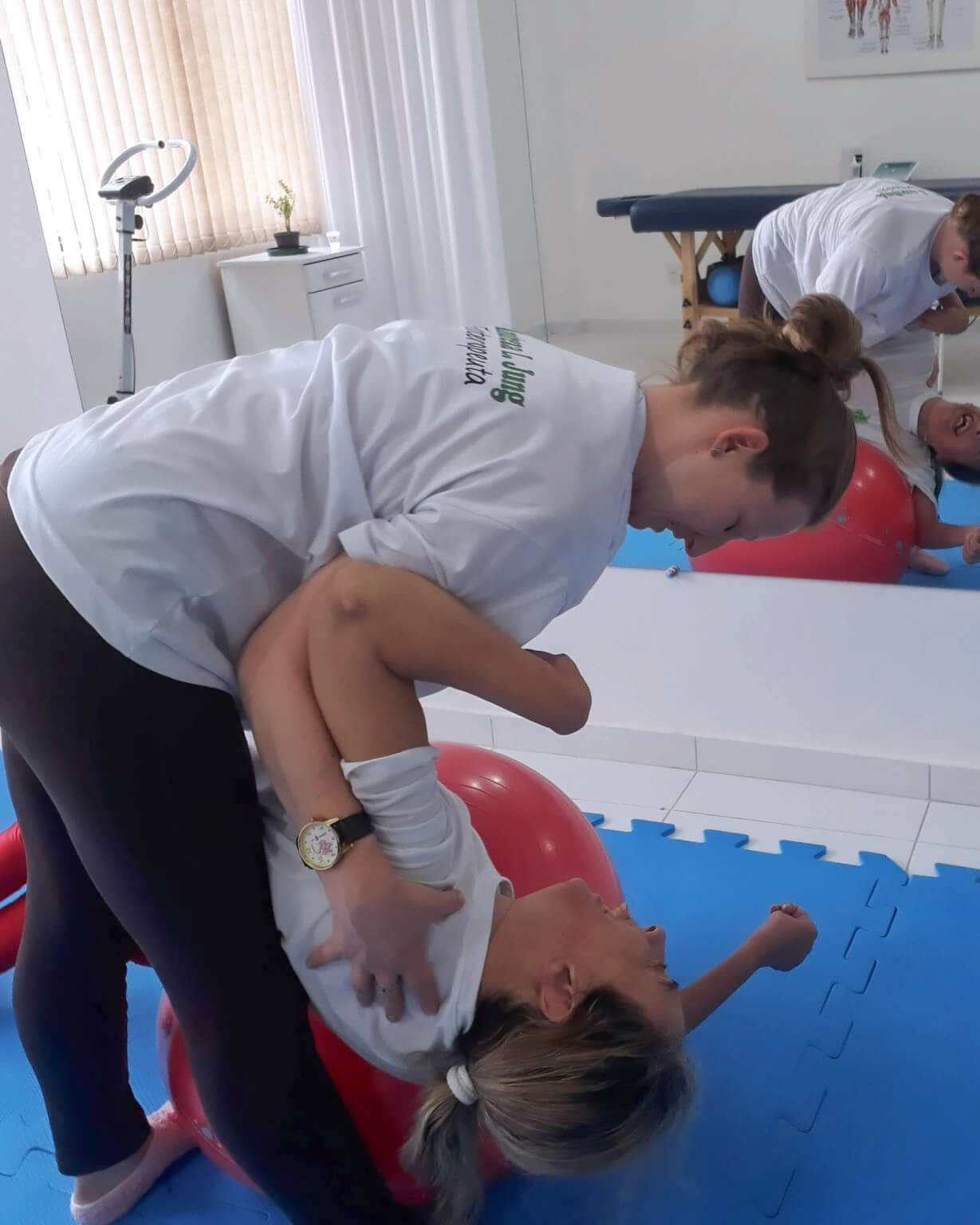 Aula de Pilates em grupo na Clínica Jung